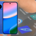 Smartphone Google Pixel 10 en coloris bleu vu de face et de dos, affiché devant un écran de téléphone avec des applications, illustrant l’utilisation tactile et l’interface Android.
