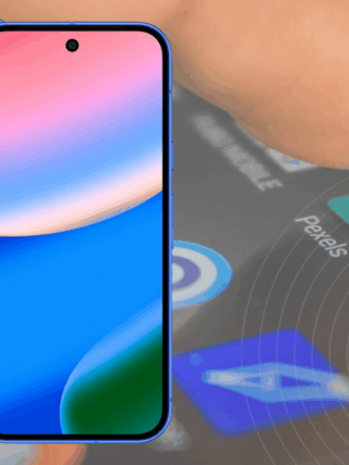 Smartphone Google Pixel 10 en coloris bleu vu de face et de dos, affiché devant un écran de téléphone avec des applications, illustrant l’utilisation tactile et l’interface Android.