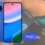 Smartphone Google Pixel 10 en coloris bleu vu de face et de dos, affiché devant un écran de téléphone avec des applications, illustrant l’utilisation tactile et l’interface Android.