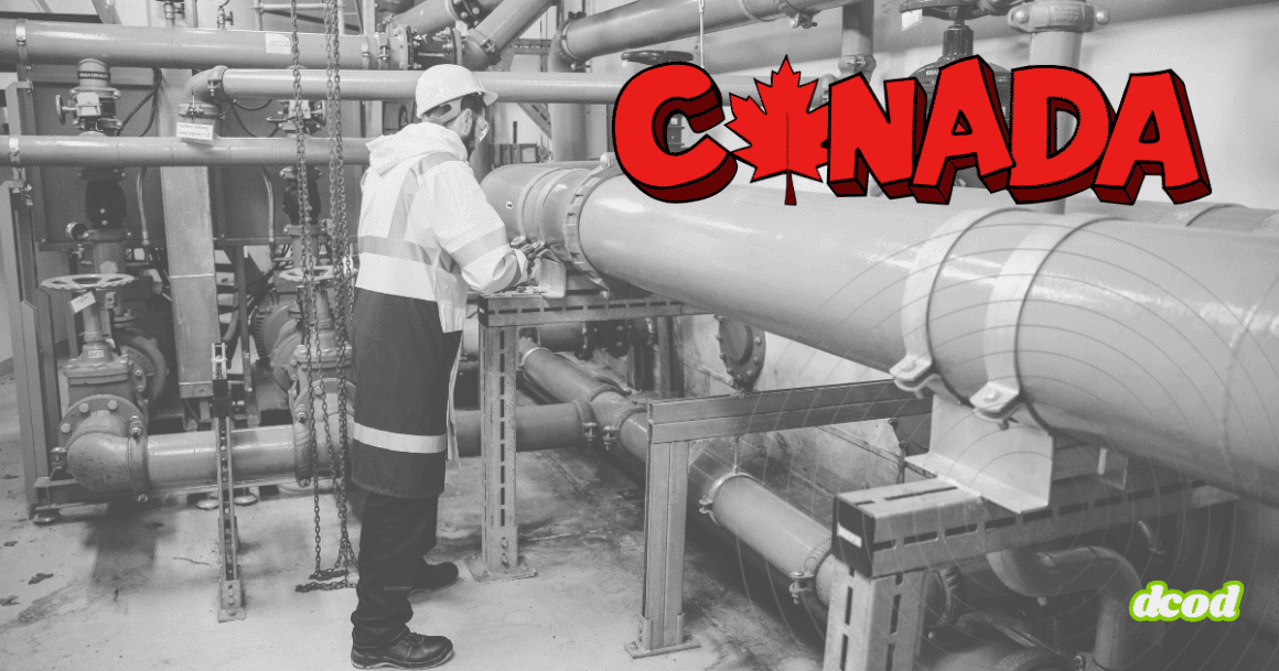 Un technicien en manteau de sécurité inspecte un réseau complexe de tuyaux dans une installation industrielle au Canada, avec le mot "Canada" stylisé en rouge et une feuille d’érable en guise de lettre "A" en haut à droite de l’image.