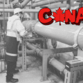 Un technicien en manteau de sécurité inspecte un réseau complexe de tuyaux dans une installation industrielle au Canada, avec le mot "Canada" stylisé en rouge et une feuille d’érable en guise de lettre "A" en haut à droite de l’image.