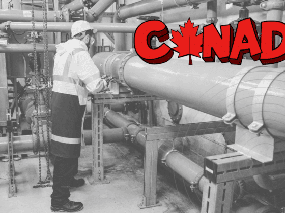 Un technicien en manteau de sécurité inspecte un réseau complexe de tuyaux dans une installation industrielle au Canada, avec le mot "Canada" stylisé en rouge et une feuille d’érable en guise de lettre "A" en haut à droite de l’image.