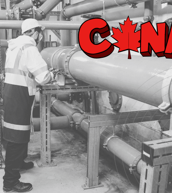 Un technicien en manteau de sécurité inspecte un réseau complexe de tuyaux dans une installation industrielle au Canada, avec le mot "Canada" stylisé en rouge et une feuille d’érable en guise de lettre "A" en haut à droite de l’image.