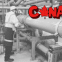 Un technicien en manteau de sécurité inspecte un réseau complexe de tuyaux dans une installation industrielle au Canada, avec le mot "Canada" stylisé en rouge et une feuille d’érable en guise de lettre "A" en haut à droite de l’image.
