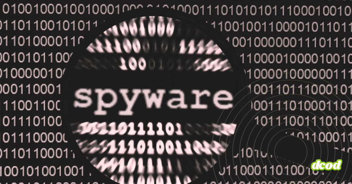 Image montrant le mot « spyware » agrandi au centre d’un fond composé de lignes de code en binaire floues, évoquant une surveillance numérique et l’analyse de données. Un motif circulaire rappelle une cible ou un radar, avec un logo « dcod » en bas à droite.