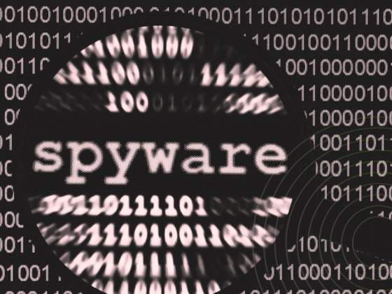 Image montrant le mot « spyware » agrandi au centre d’un fond composé de lignes de code en binaire floues, évoquant une surveillance numérique et l’analyse de données. Un motif circulaire rappelle une cible ou un radar, avec un logo « dcod » en bas à droite.