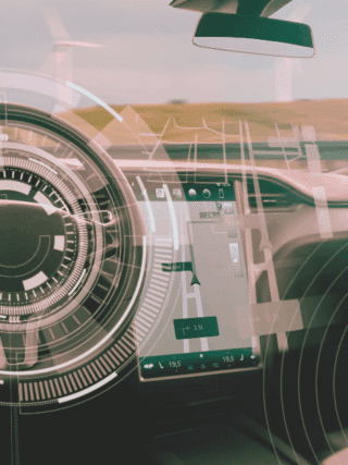 Vue intérieure d’un véhicule autonome affichant une interface numérique de navigation et de contrôle sur le pare-brise, illustrant les technologies embarquées et les systèmes intelligents d’assistance à la conduite.