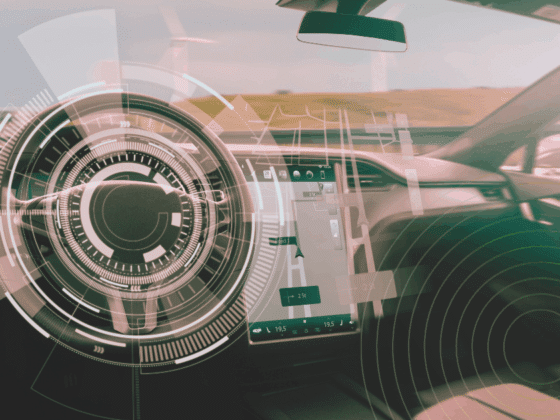 Vue intérieure d’un véhicule autonome affichant une interface numérique de navigation et de contrôle sur le pare-brise, illustrant les technologies embarquées et les systèmes intelligents d’assistance à la conduite.