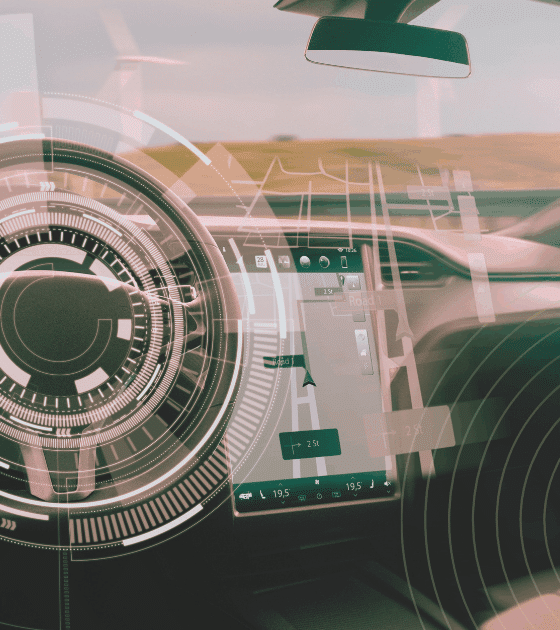 Vue intérieure d’un véhicule autonome affichant une interface numérique de navigation et de contrôle sur le pare-brise, illustrant les technologies embarquées et les systèmes intelligents d’assistance à la conduite.