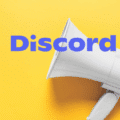 Le logo bleu de Discord apparaît au-dessus d’un mégaphone blanc et jaune posé sur un fond jaune vif.