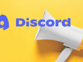 Le logo bleu de Discord apparaît au-dessus d’un mégaphone blanc et jaune posé sur un fond jaune vif.