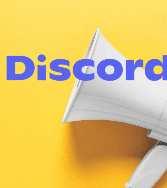Le logo bleu de Discord apparaît au-dessus d’un mégaphone blanc et jaune posé sur un fond jaune vif.