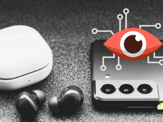 Un smartphone Samsung posé à côté d’écouteurs sans fil, avec une icône d’œil stylisé symbolisant la surveillance numérique.