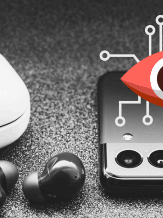 Un smartphone Samsung posé à côté d’écouteurs sans fil, avec une icône d’œil stylisé symbolisant la surveillance numérique.
