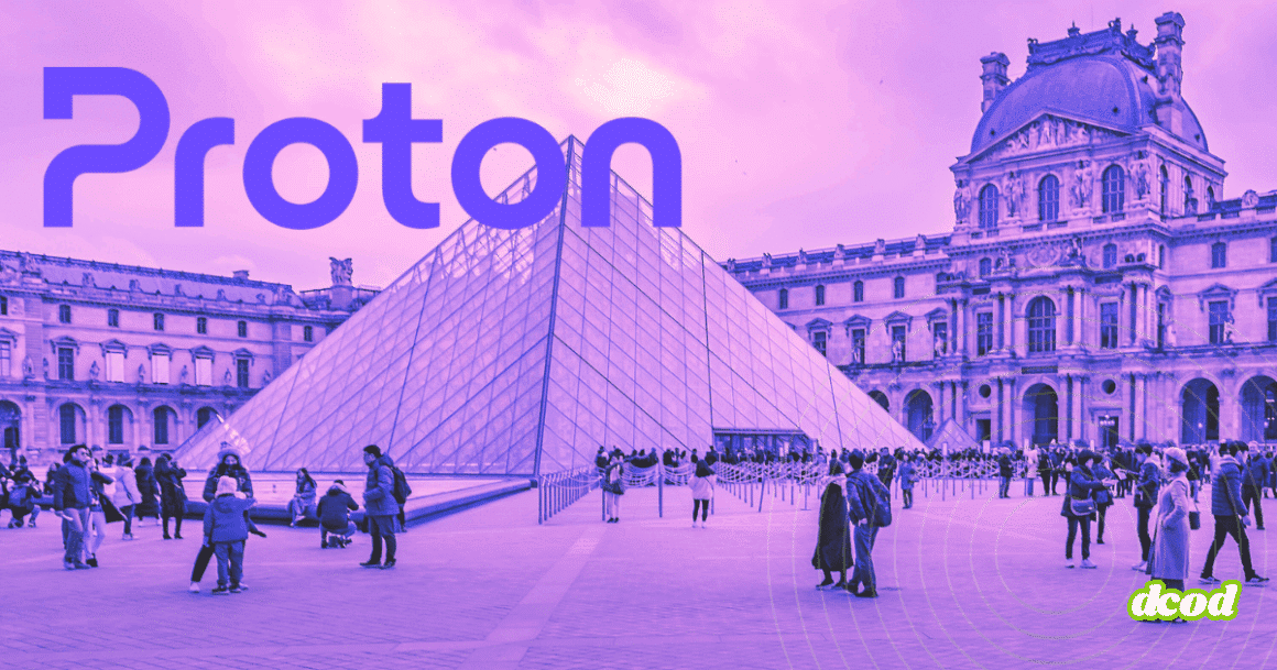 Logo de Proton affiché en grand sur une image colorisée de la pyramide du Louvre à Paris, entourée de visiteurs, avec le logo du média DCOD en bas à droite.