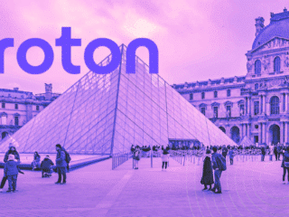 Logo de Proton affiché en grand sur une image colorisée de la pyramide du Louvre à Paris, entourée de visiteurs, avec le logo du média DCOD en bas à droite.