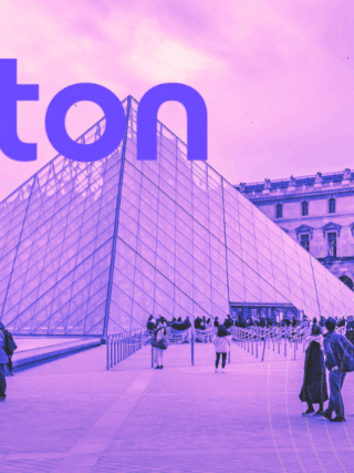 Logo de Proton affiché en grand sur une image colorisée de la pyramide du Louvre à Paris, entourée de visiteurs, avec le logo du média DCOD en bas à droite.