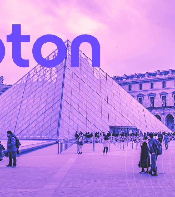 Logo de Proton affiché en grand sur une image colorisée de la pyramide du Louvre à Paris, entourée de visiteurs, avec le logo du média DCOD en bas à droite.