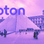 Logo de Proton affiché en grand sur une image colorisée de la pyramide du Louvre à Paris, entourée de visiteurs, avec le logo du média DCOD en bas à droite.