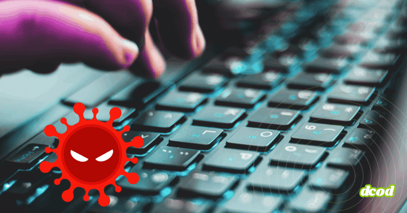 Gros plan sur une main tapant sur un clavier d’ordinateur, avec en surimpression une icône rouge représentant un virus informatique menaçant.