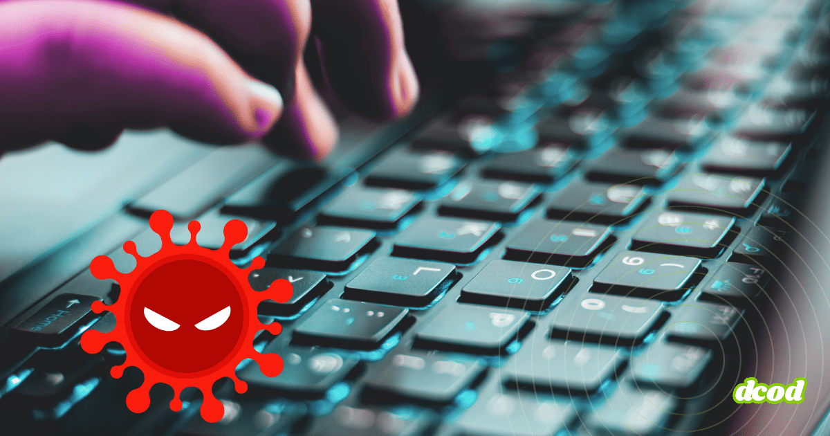Gros plan sur une main tapant sur un clavier d’ordinateur, avec en surimpression une icône rouge représentant un virus informatique menaçant.