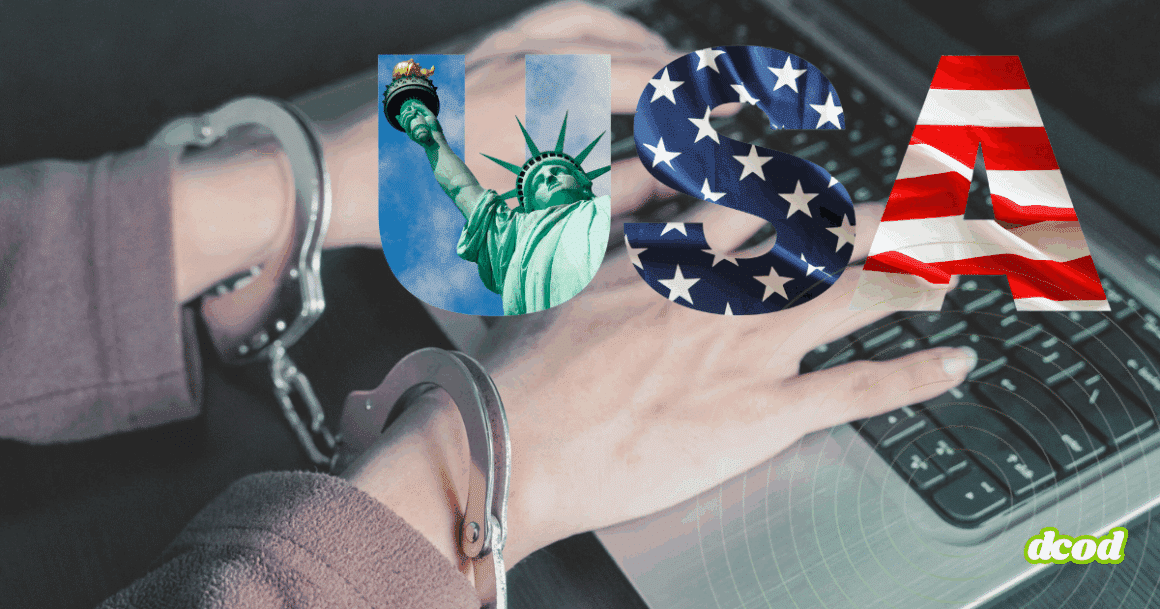 Mains menottées d'un cybercriminel posées sur un clavier d’ordinateur, avec le mot « USA » en surimpression illustré par la statue de la Liberté, le drapeau américain et des étoiles,