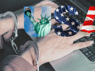 Mains menottées d'un cybercriminel posées sur un clavier d’ordinateur, avec le mot « USA » en surimpression illustré par la statue de la Liberté, le drapeau américain et des étoiles,