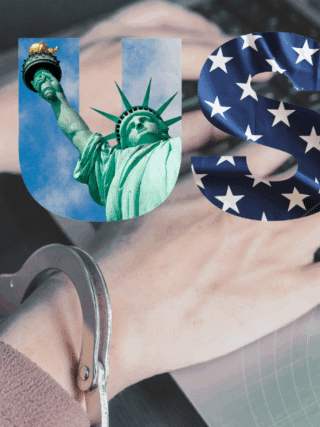 Mains menottées d'un cybercriminel posées sur un clavier d’ordinateur, avec le mot « USA » en surimpression illustré par la statue de la Liberté, le drapeau américain et des étoiles,
