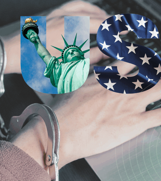 Mains menottées d'un cybercriminel posées sur un clavier d’ordinateur, avec le mot « USA » en surimpression illustré par la statue de la Liberté, le drapeau américain et des étoiles,
