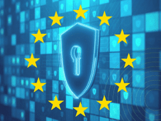 Un bouclier numérique avec un trou de serrure entouré des étoiles de l’Union européenne sur un fond de grille cyber.