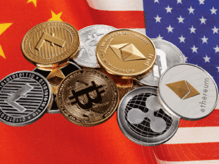 Un ensemble de pièces de cryptomonnaies posées à cheval entre les drapeaux de la Chine et des États-Unis, symbolisant des enjeux financiers et technologiques.