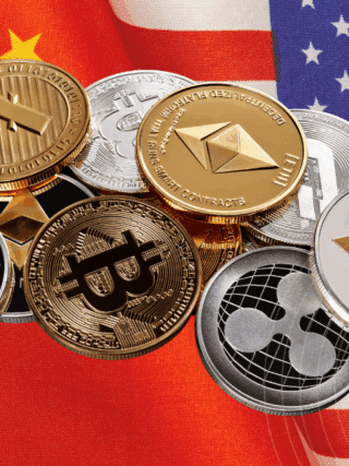Un ensemble de pièces de cryptomonnaies posées à cheval entre les drapeaux de la Chine et des États-Unis, symbolisant des enjeux financiers et technologiques.