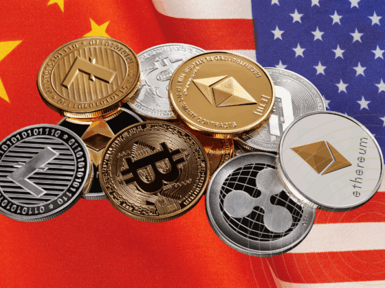 Un ensemble de pièces de cryptomonnaies posées à cheval entre les drapeaux de la Chine et des États-Unis, symbolisant des enjeux financiers et technologiques.
