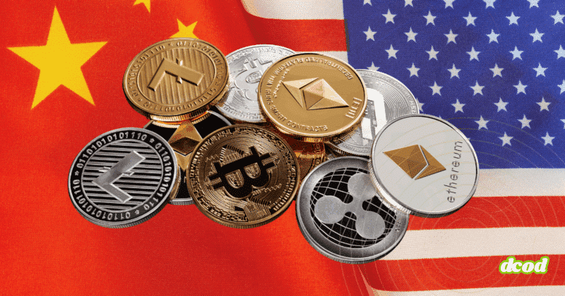 Un ensemble de pièces de cryptomonnaies posées à cheval entre les drapeaux de la Chine et des États-Unis, symbolisant des enjeux financiers et technologiques.