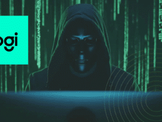 Personne encapuchonnée portant un masque sombre face à un écran, entourée de lignes de code vertes et d’un logo clair de Logitech à gauche