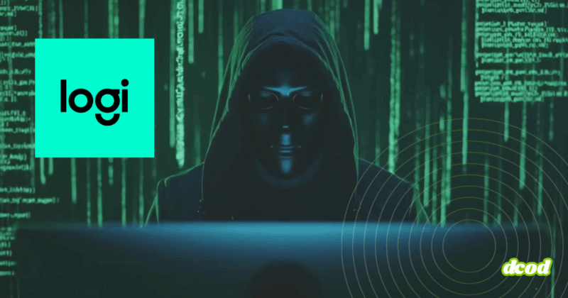 Personne encapuchonnée portant un masque sombre face à un écran, entourée de lignes de code vertes et d’un logo clair de Logitech à gauche