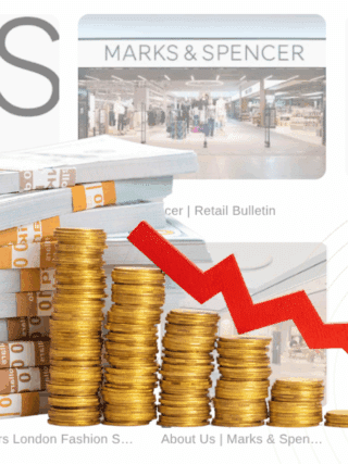 Piles de billets et colonnes de pièces devant des images de magasins M&S, accompagnées d’une flèche rouge indiquant une baisse financière.