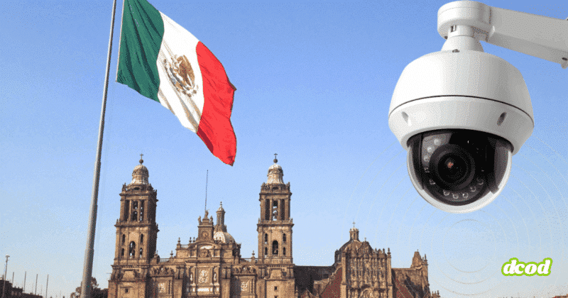 Grand drapeau mexicain flottant devant la cathédrale métropolitaine de Mexico, avec en premier plan une caméra de vidéosurveillance moderne illustrant l’essor des technologies de sécurité dans l’espace public.