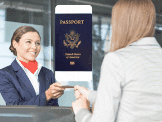 Une agente d’enregistrement reçoit un document d’identité tandis qu’un passeport numérique apparaît en surimpression au-dessus de la scène.