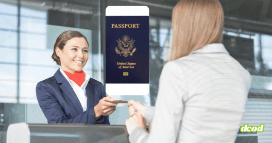 Une agente d’enregistrement reçoit un document d’identité tandis qu’un passeport numérique apparaît en surimpression au-dessus de la scène.