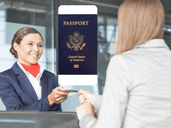 Une agente d’enregistrement reçoit un document d’identité tandis qu’un passeport numérique apparaît en surimpression au-dessus de la scène.