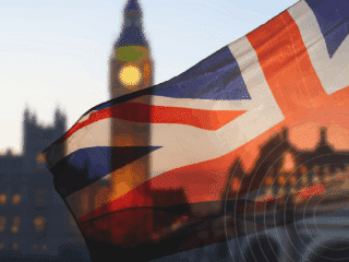 Le drapeau du Royaume-Uni flotte au premier plan avec Big Ben flouté derrière et des cercles numériques superposés.