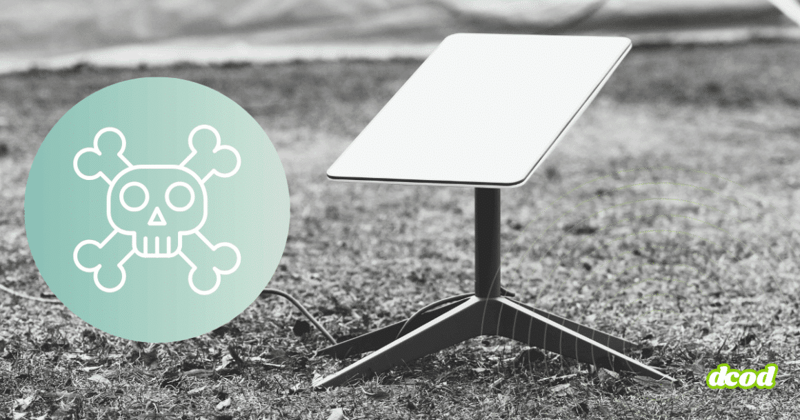 Une antenne satellite au sol avec un symbole de crâne évoquant une menace de piratage visant les communications.