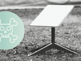 Une antenne satellite au sol avec un symbole de crâne évoquant une menace de piratage visant les communications.