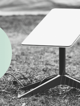 Une antenne satellite au sol avec un symbole de crâne évoquant une menace de piratage visant les communications.