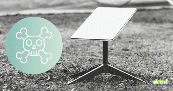 Une antenne satellite au sol avec un symbole de crâne évoquant une menace de piratage visant les communications.