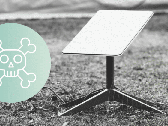 Une antenne satellite au sol avec un symbole de crâne évoquant une menace de piratage visant les communications.