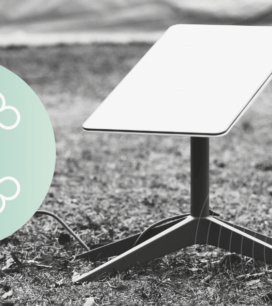 Une antenne satellite au sol avec un symbole de crâne évoquant une menace de piratage visant les communications.