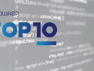 Le logo OWASP et le texte « Top 10 » superposés à un fond de lignes de code, représentant les risques majeurs de sécurité applicative.