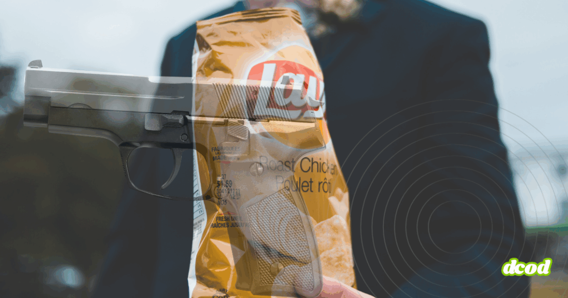 Montage photographique représentant un paquet de chips Lay’s saveur poulet rôti tenu par une personne en costume, avec une superposition d’image d’un pistolet semi-automatique, créant un contraste visuel fort entre aliment et arme à feu.